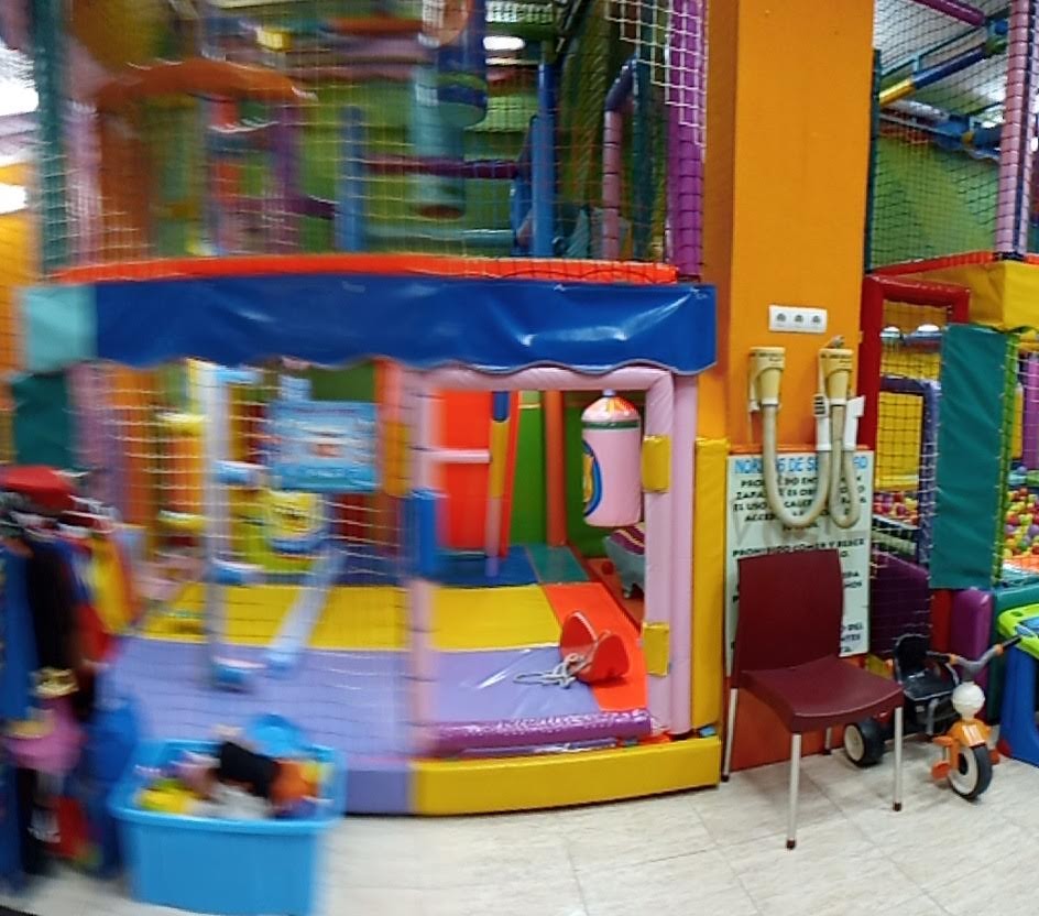 Pekes Play Café Parque de Bolas 10