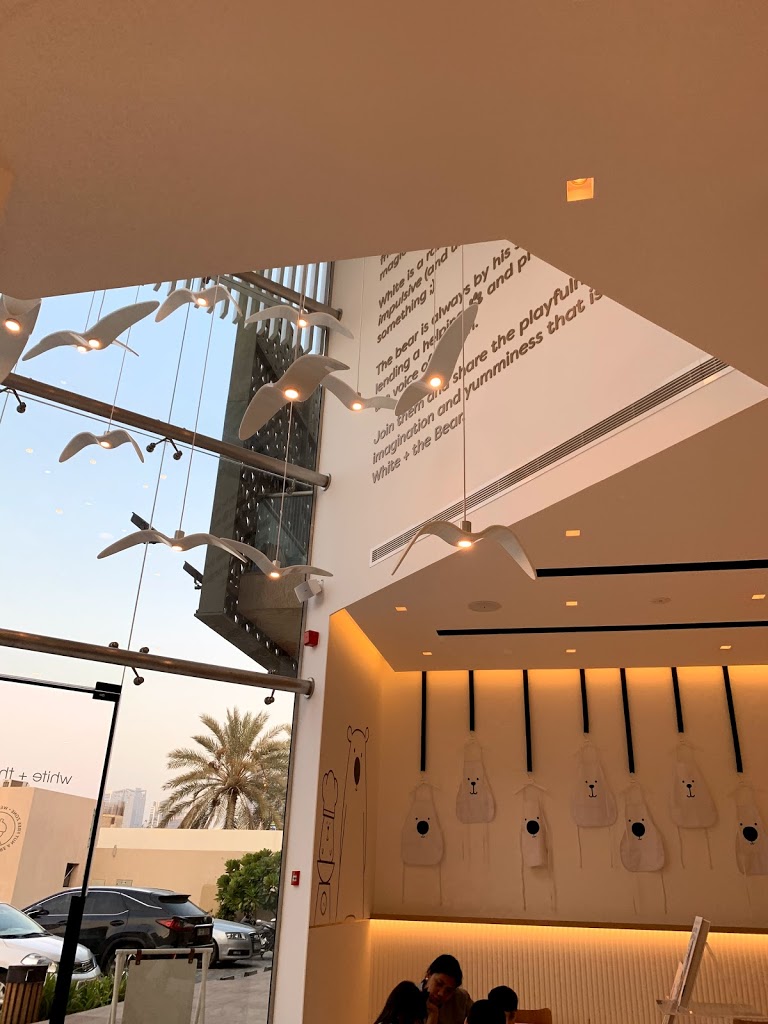 White and the Bear - Foto 5