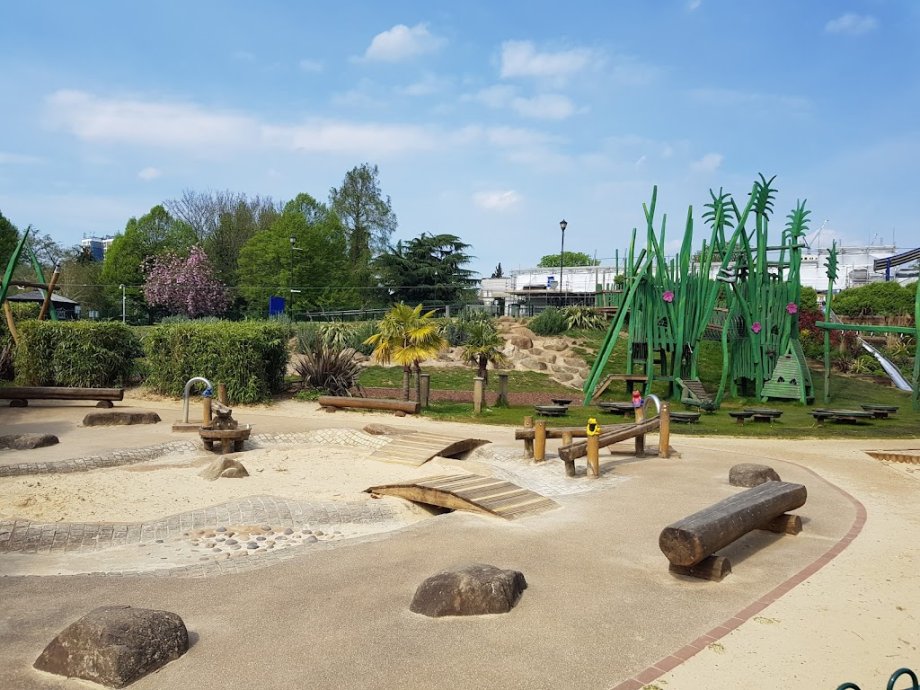 Woking Park Playground - Foto 12