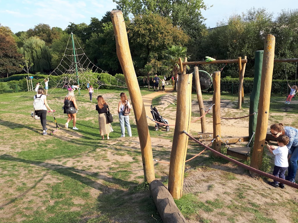 Woking Park Playground - Foto 1