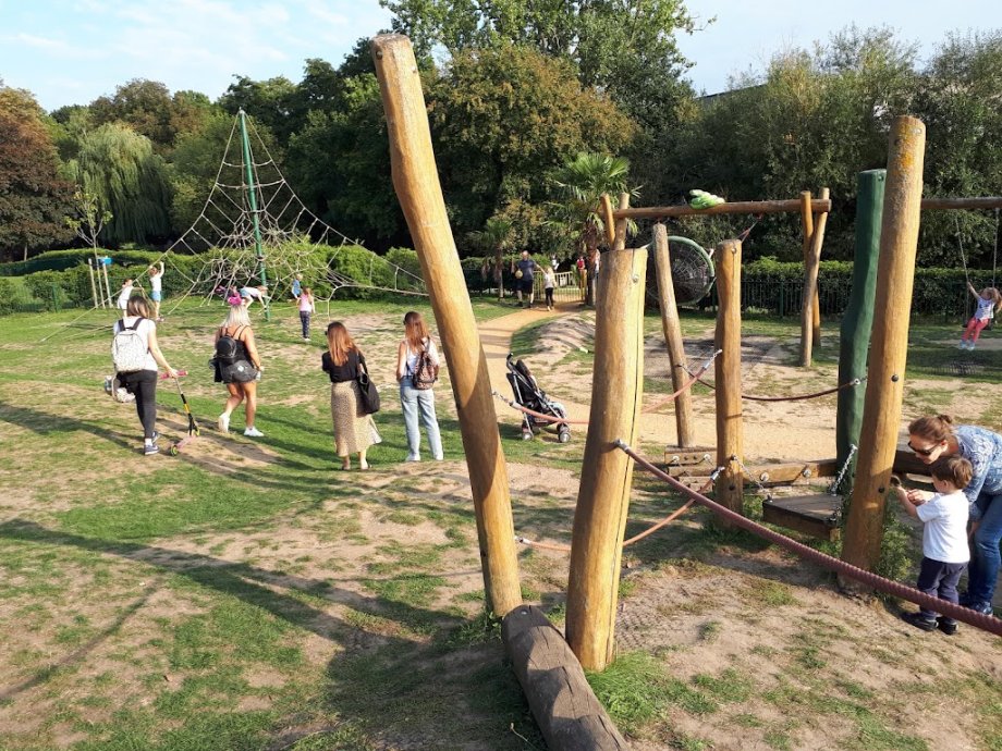 Woking Park Playground - Foto 13