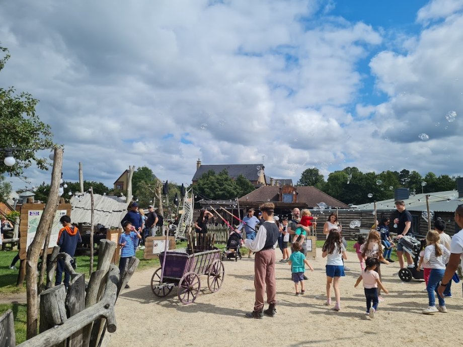 Hobbledown Adventure Farm Park and Zoo - Foto 16