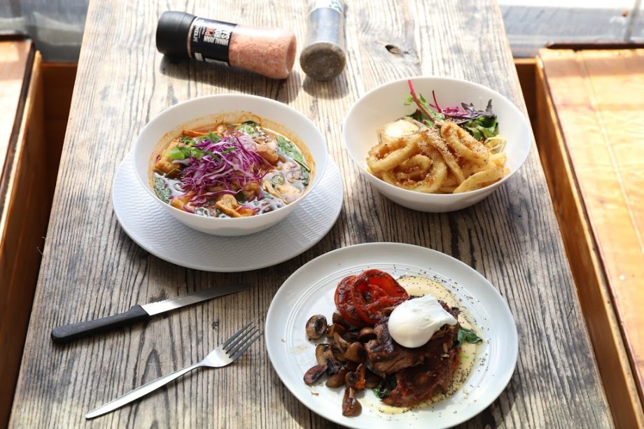 Surfing Lizard Cafe - Foto 9