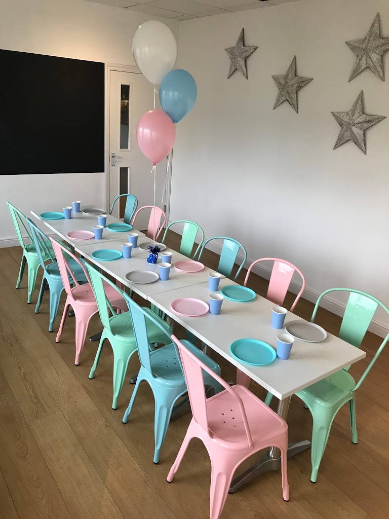 The Play Cafe at Sandown Park - Foto 1