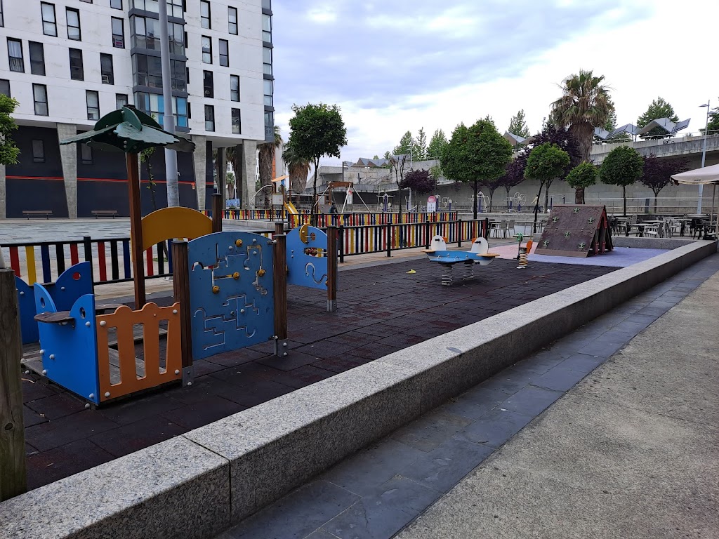 Parque infantil enfrente Froiz Navia
