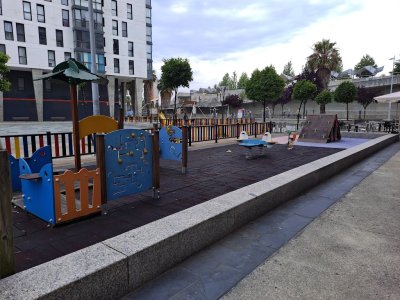 Parque infantil enfrente Froiz Navia
