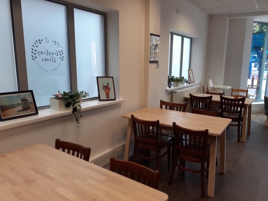 Laughing Llama Coffee & Bistro - Foto 9