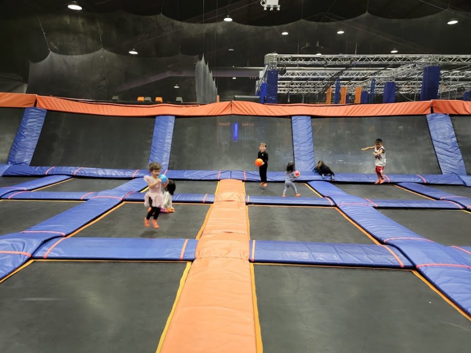 Sky Zone Trampoline Park - Foto 3