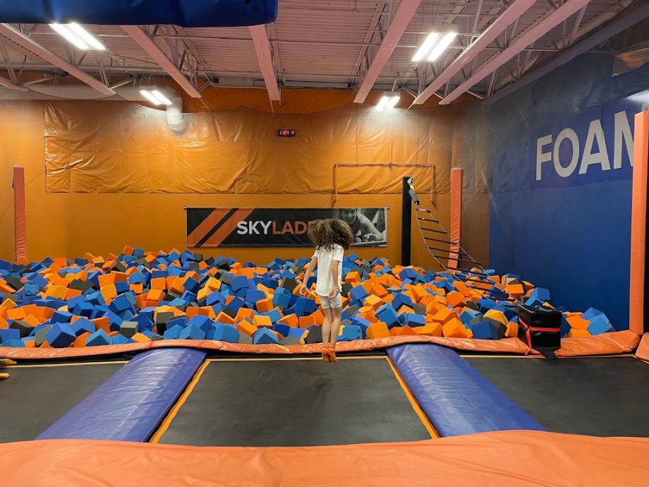 Sky Zone Trampoline Park - Foto 3
