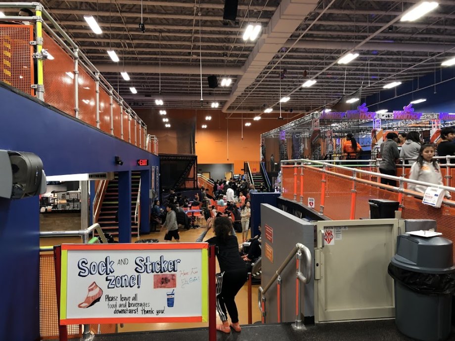 Sky Zone Trampoline Park - Foto 7
