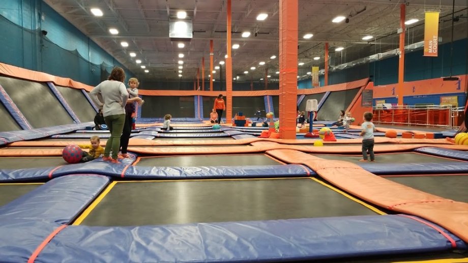 Sky Zone Trampoline Park - Foto 3