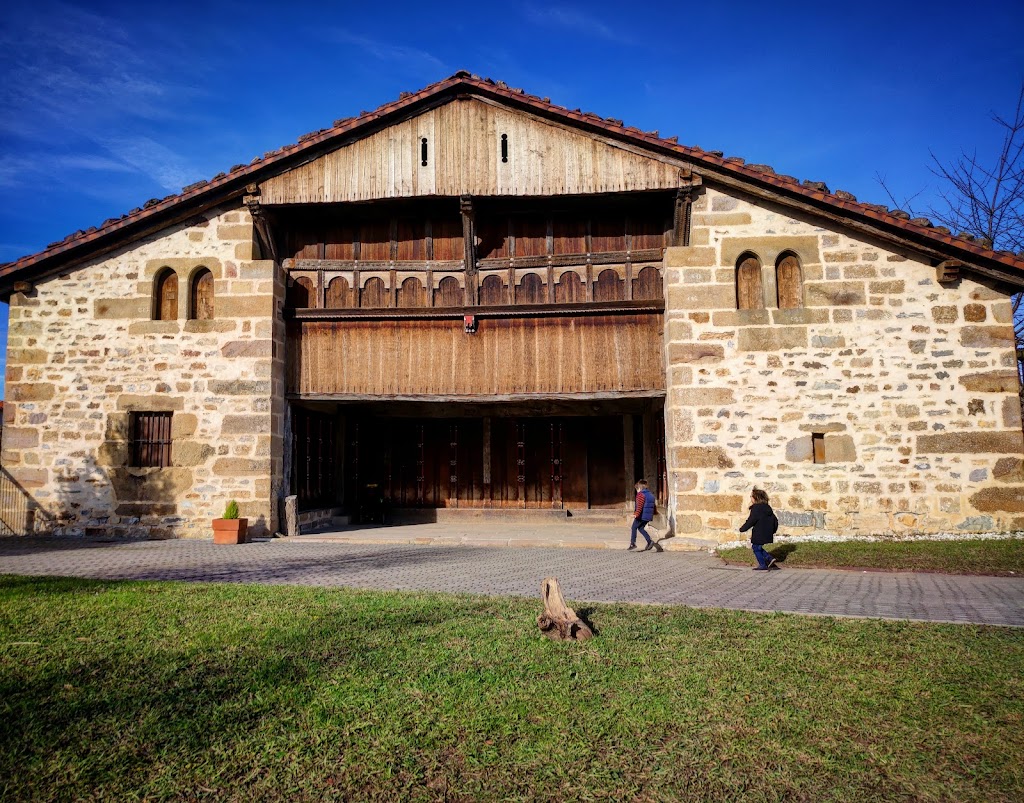 Izenaduba Basoa / Olentzeroren Etxea