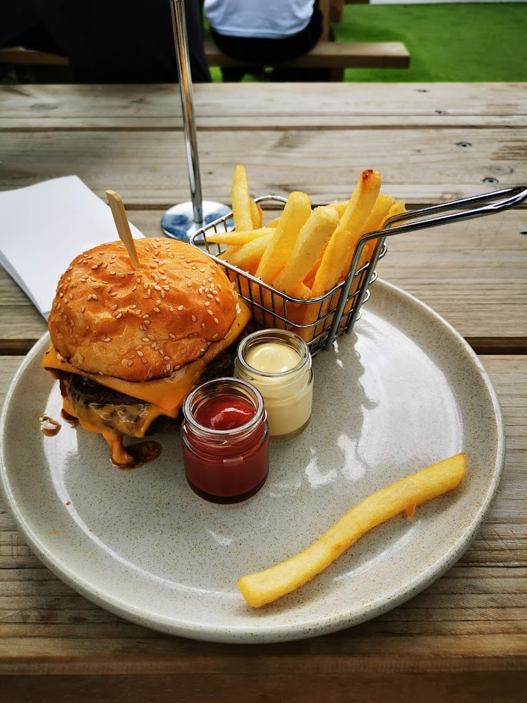 The Hideout Eat Drink Play - Foto 1