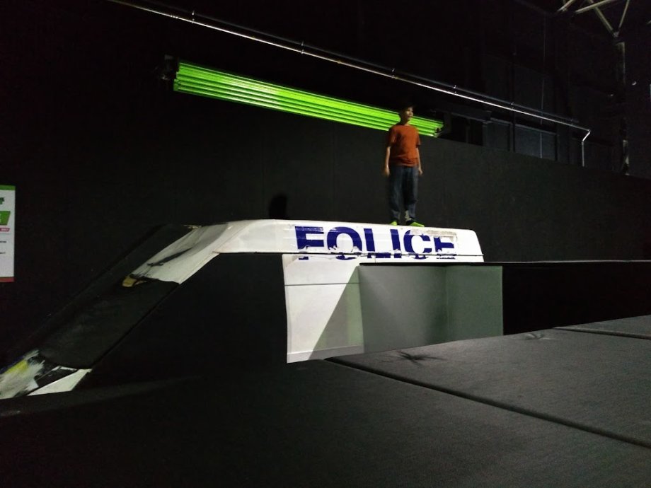 Flip Out Trampoline Arena - Foto 7