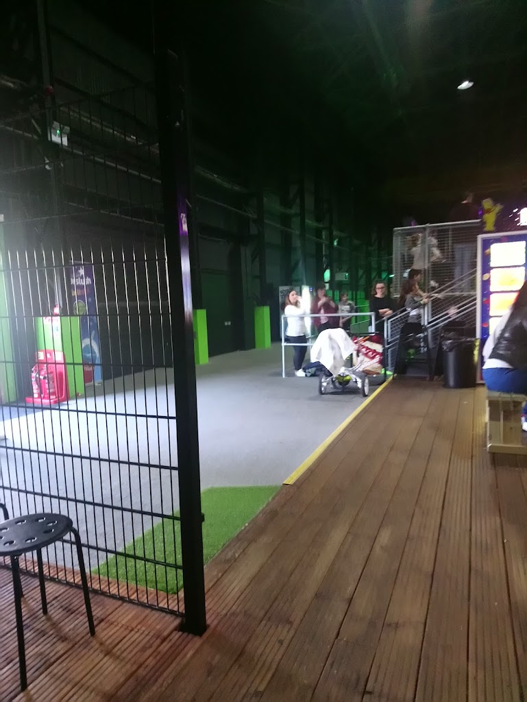 Flip Out Trampoline Arena - Foto 1