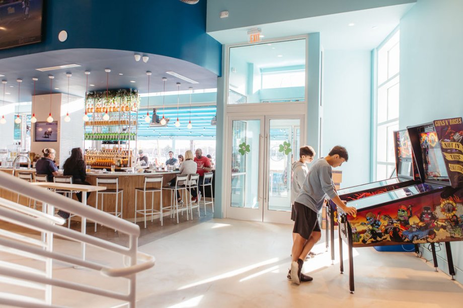 Boardwalk Bar & Arcade - Foto 17