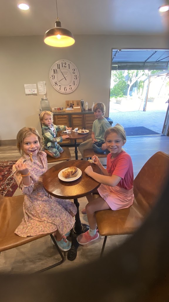 Holy Grounds Cafe - Foto 1