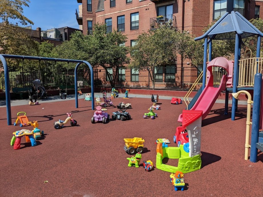 Playground at Carleton St - Foto 5