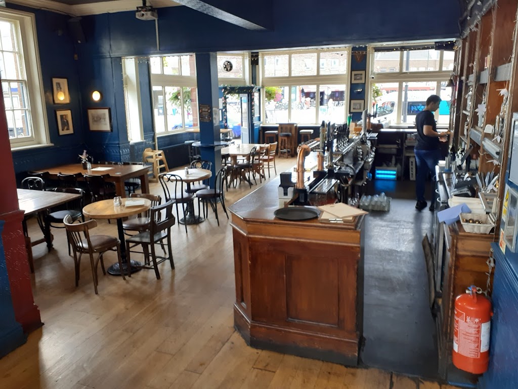 Charles Holden - Foto 1