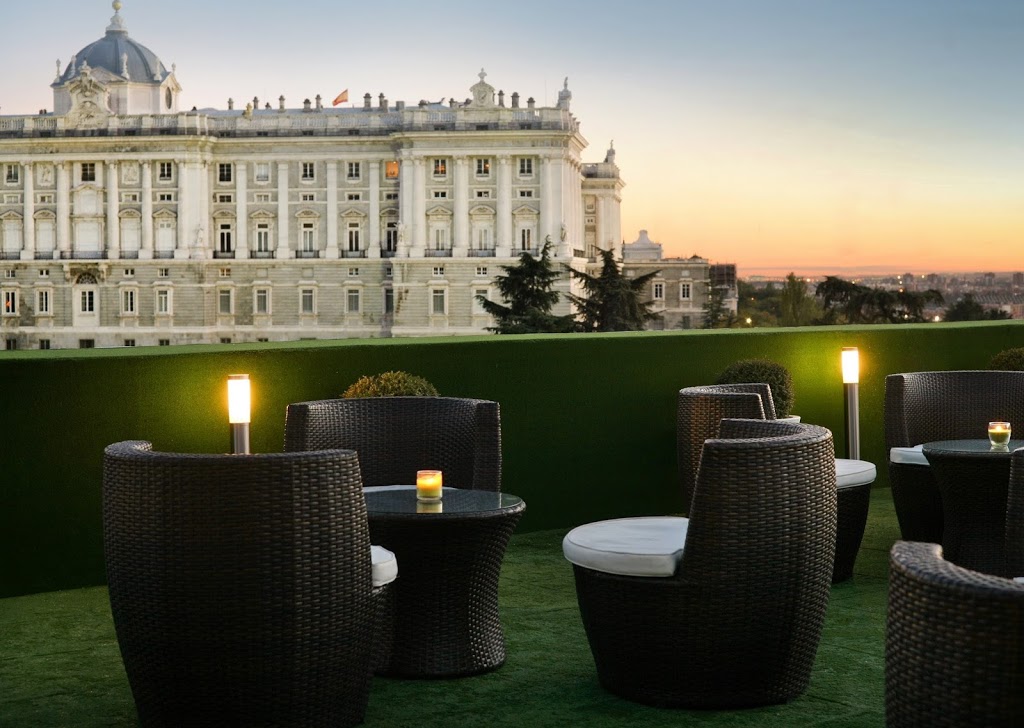 Jardines de Sabatini Apartosuites 11