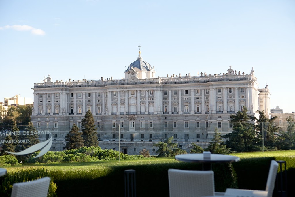 Jardines de Sabatini Apartosuites 17