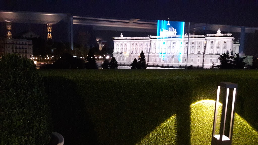 Jardines de Sabatini Apartosuites 18